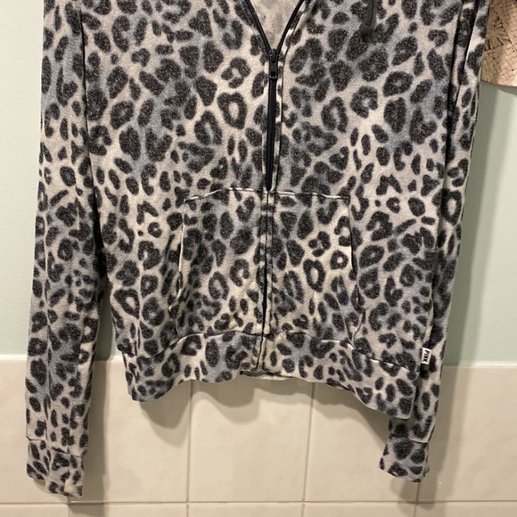 🌸PINK XS ZIPPER HOODIE BLACK/GREEN CHEETAH 🐆 PRINT, HANGS VERY SENSUAL - Picture 4 of 5